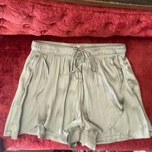 Hollister silk olive tulip shorts